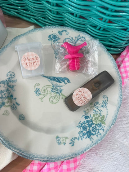 Picnic Girl One of a kind - Vintage Jade Wicker Picnic Basket Set