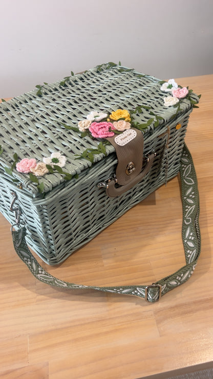 SOLD - green picnic dream. 💚