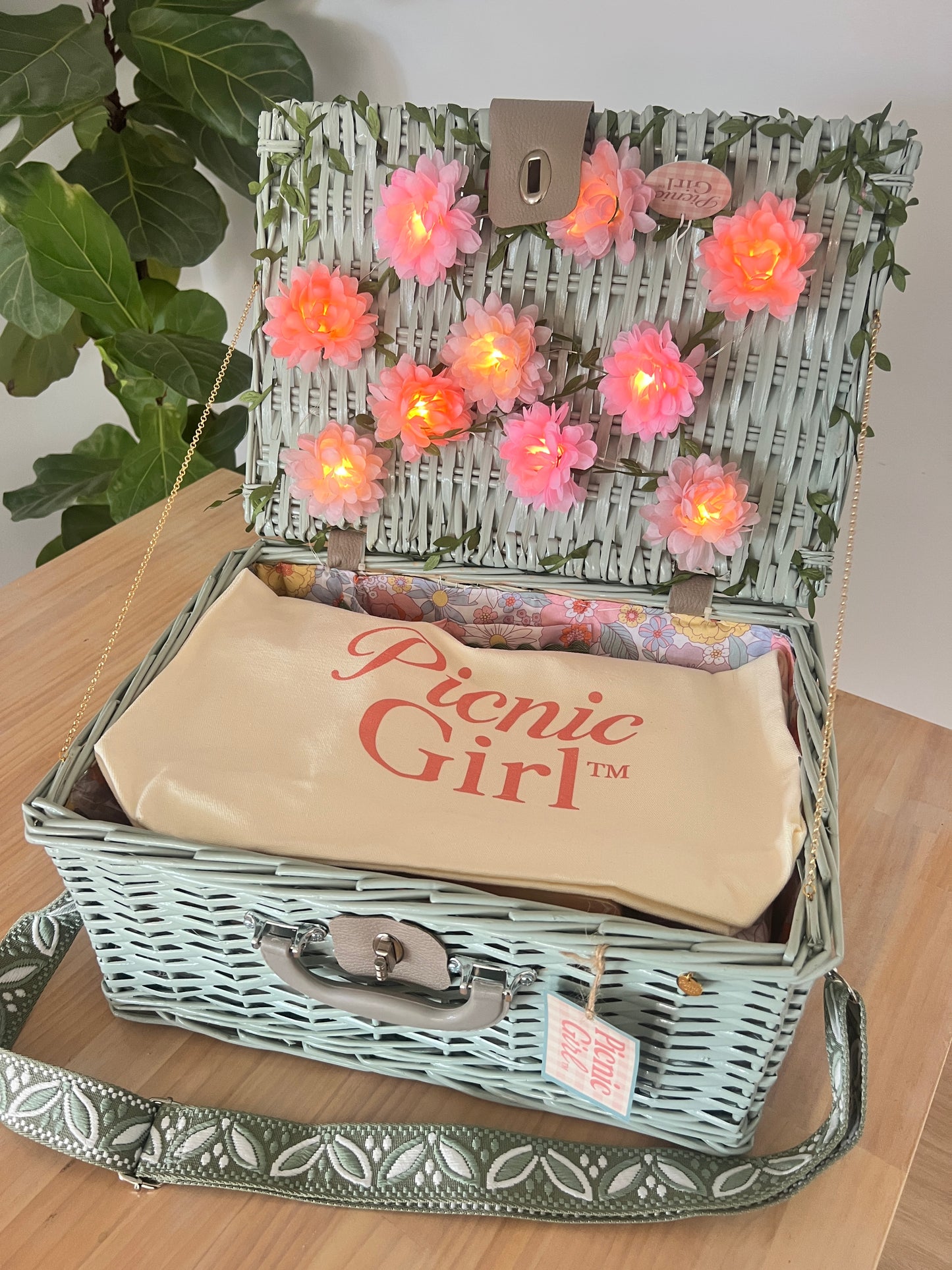 SOLD - green picnic dream. 💚