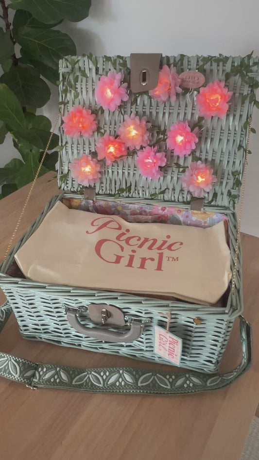 SOLD - green picnic dream. 💚