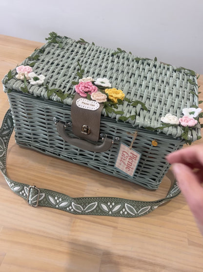 SOLD - green picnic dream. 💚